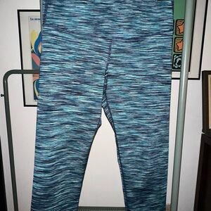Old Navy capri Leggings in Blue Wave Pattern
